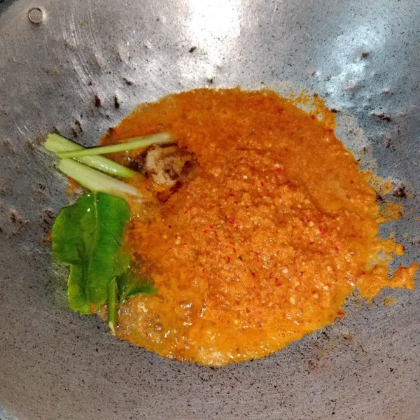 Tumis bumbu halus, daun jeruk, serai, dan lengkuas sampai harum