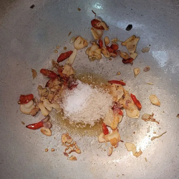 Setelah kering, masukkan gula dan garam, kemudian aduk hingga rata