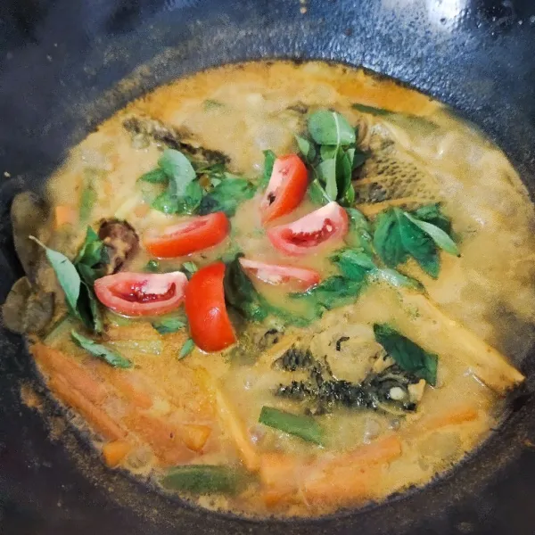 Terakhir tambahkan tomat dan daun kemangi, masak sebentar dan siap disajikan.