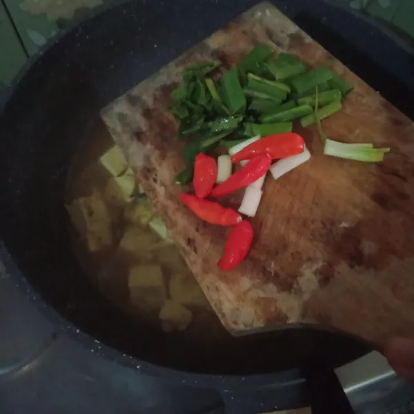 Masukkan cabe rawit, daun bawang pre, daun seledri, garam, gula, kaldu bubuk, lada bubuk, dan pala. Aduk rata masak hingga mendidih lalu koreksi rasa. Sajikan dengan taburan bawang merah goreng dan sambal kecap.