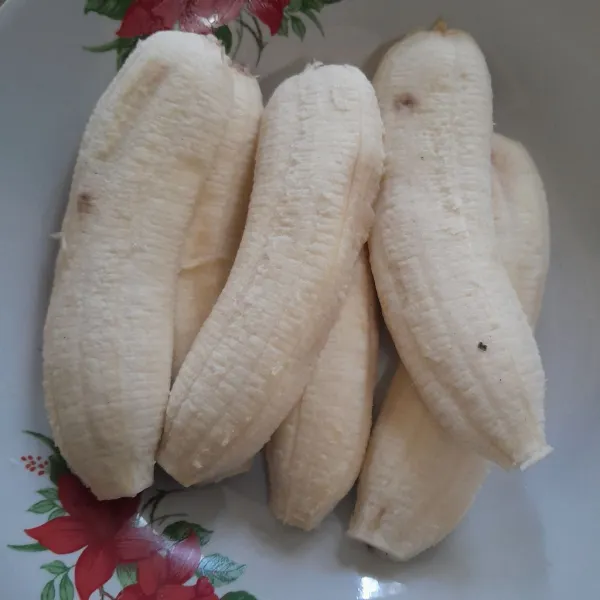 Kupas pisang,belah dua pisang raja