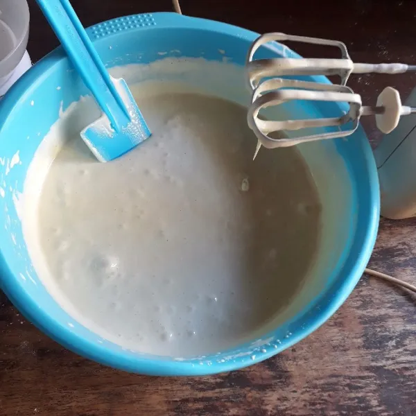 Tambahkan tepung terigu dan susu yang sudah diayak, mixer rendah asal rata saja.