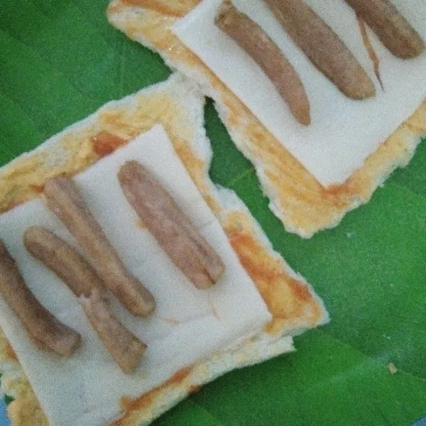 Selanjutnya letakan sosis yang sudah disiapkan.