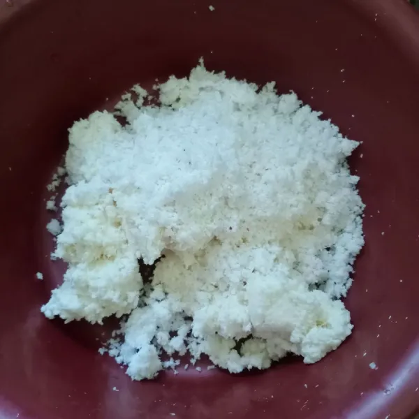 Dalam wadah, masukkan singkong, garam, kelapa parut dan vanili. Aduk sampai tercampur rata.