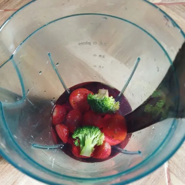 Masukkan tomat, brokoli, bit, dan buah stroberi ke dalam blender, tuang air.