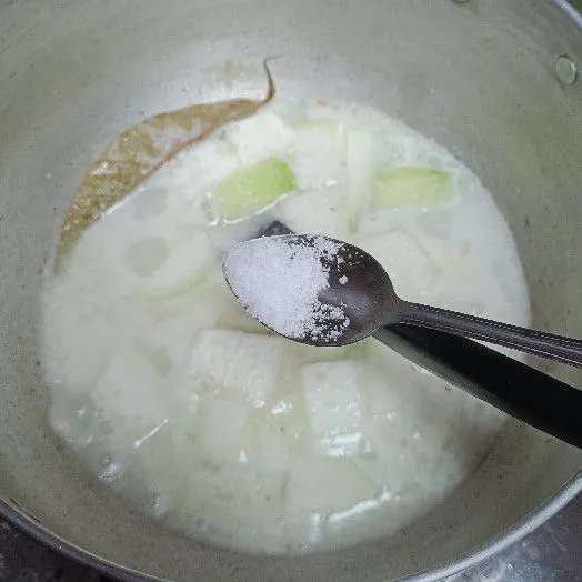 Bumbui dengan gula, garam, dan kaldu bubuk kemudian koreksi rasa.
