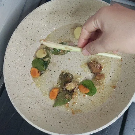 Tambahkan serai.