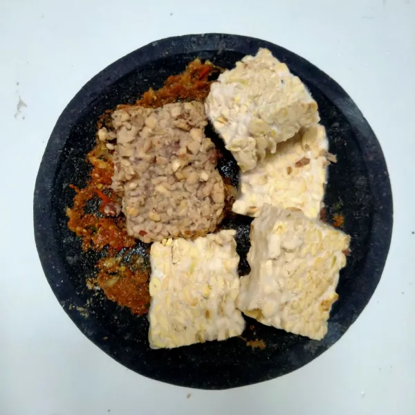Haluskan tempe kemudian ratakan.
