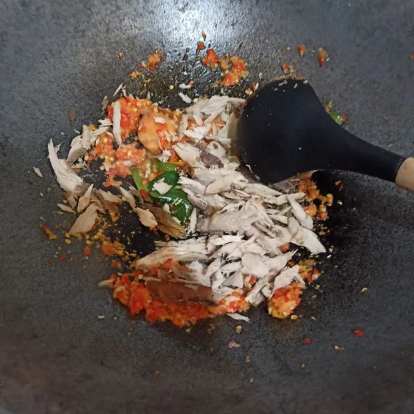 Masukkan cakalang fufu suwir, tumis sebentar.