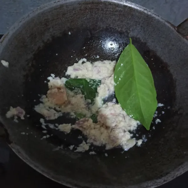 Tumis bumbu halus bersama lengkuas dan daun salam hingga harum.
