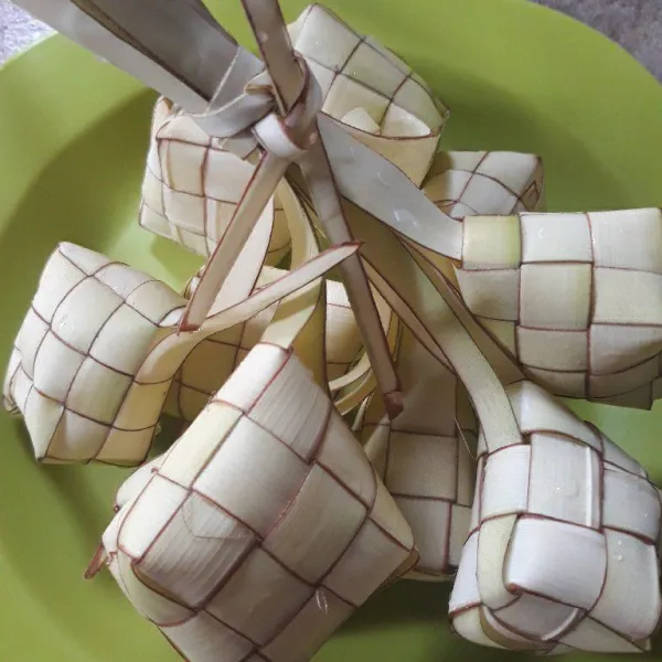 Siapkan sarang ketupat.