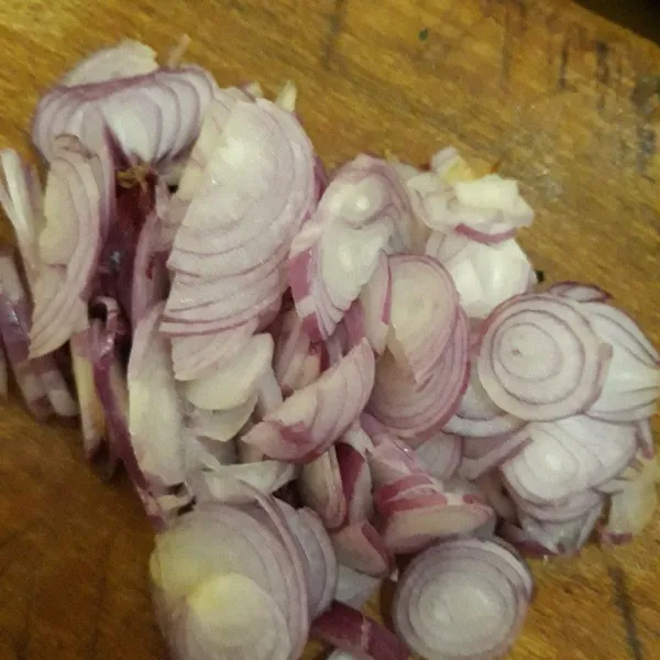 Iris bawang merah.
