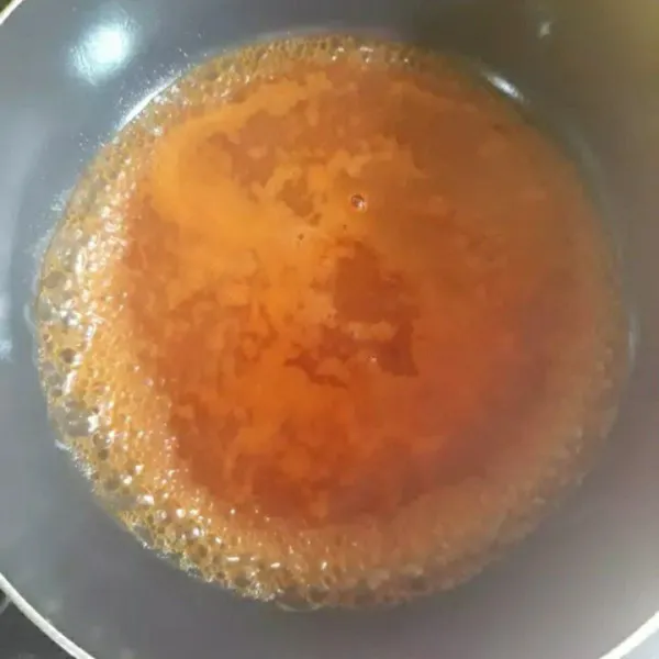 Haluskan bawang putih dan cabai. Lalu campurkan dalam wajan bersama saus, air, dan cuka. Masukkan ceker kemudian beri lada, kaldu, serta garam. Masak hingga matang dan mengental.