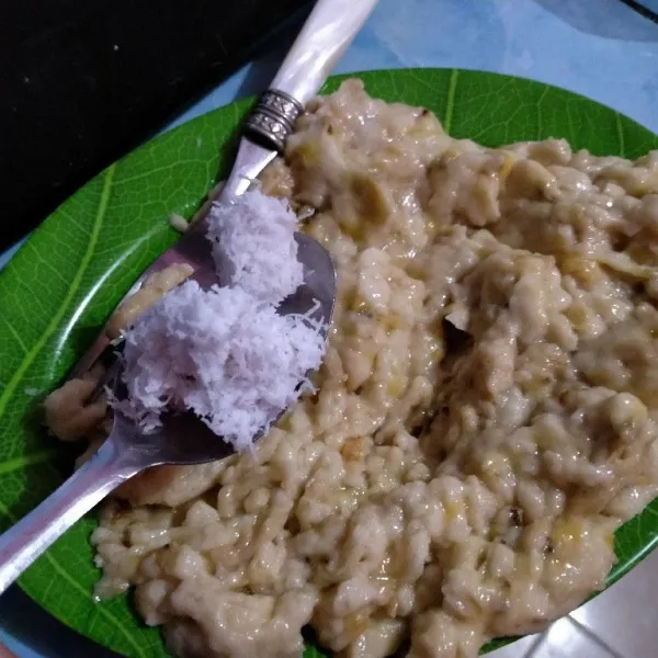 Masukkan kelapa parut, tepung terigu, gula, dan garam lalu aduk rata.