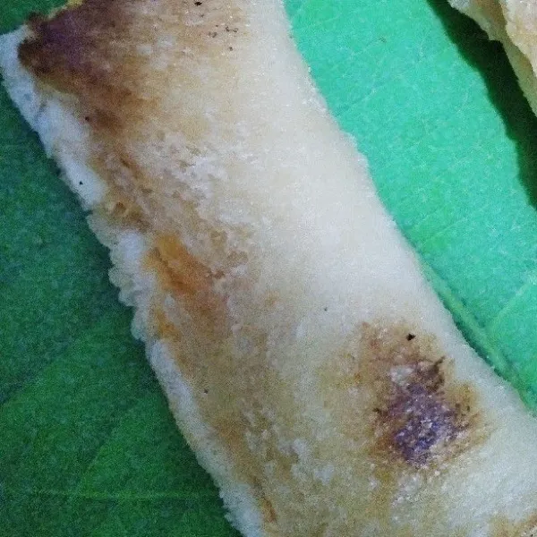 Anda bisa menggorengnya atau memanggangnya saja. Dan roti gulung mayo ala anak kos siap disajikan.
