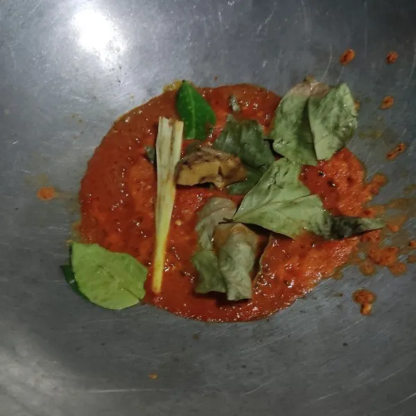 Panaskan minyak lalu tumis bumbu halus hingga wangi, masukkan bumbu cemplung, tumis hingga bumbu matang.