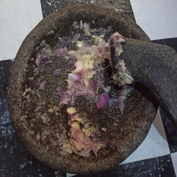 Sambil menunggu marinasi siapkan bumbu halus.