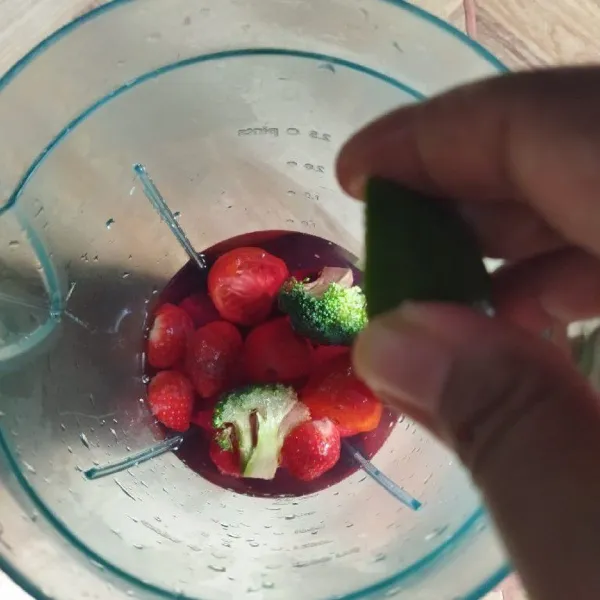 Beri perasan jeruk  nipis. Blender sampai halus.