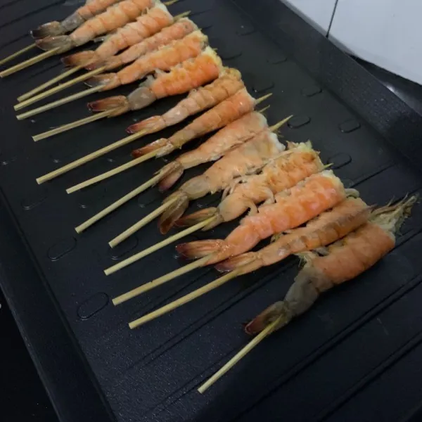 Balik kedua sisi udang.