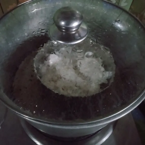 Kukus kelapa dan garam selama 10 menit lalu angkat.