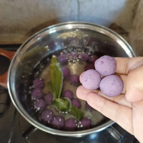 Rebus air dan daun pandan, setelah mendidih masukkan bola-bola ubi dan masak sampai mengapung.