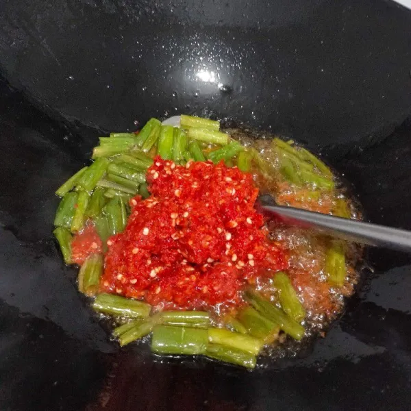 Lalu masukan bahan cabe aduk rata.