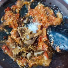 Beri garam, gula merah, gula putih, dan penyedap rasa. Ulek lagi hingga tercampur merata.