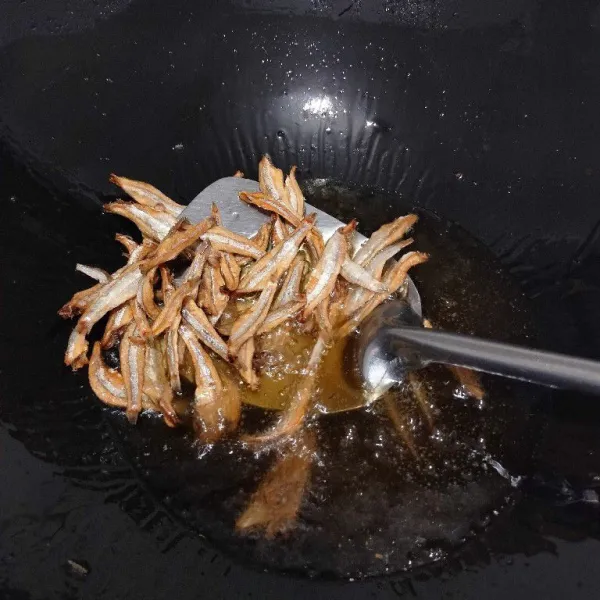 Goreng bada hingga garing.