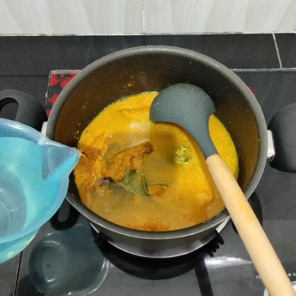 Lalu masukkan air, garam, dan gula palem, masak hingga mendidih.