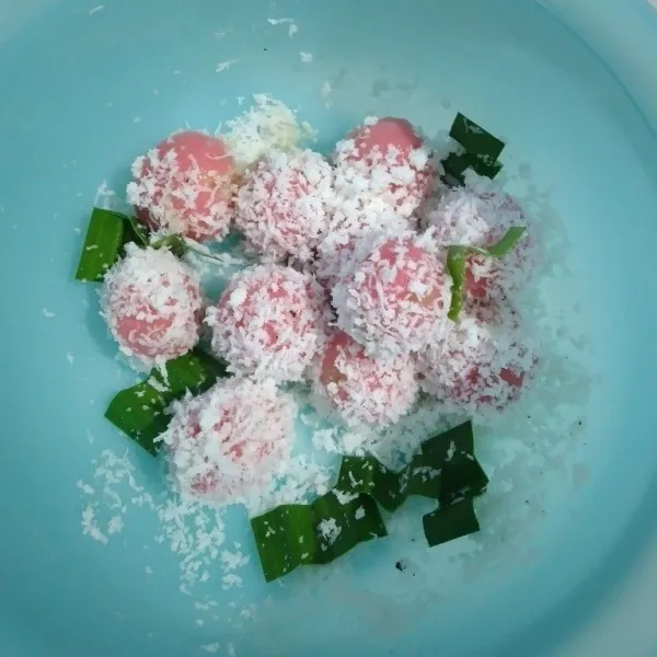 Balur klepon dengan kelapa.
