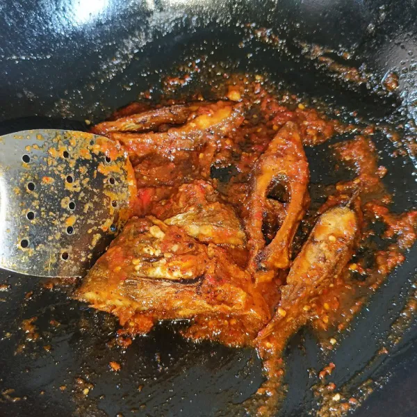 Masukkan ikan goreng dan aduk-aduk sampai tercampur rata dan meresap, koreksi rasanya dan siap disajikan