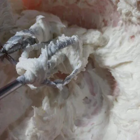 Mixer bahan cream hingga mengembang, sisihkan simpan frezer dulu.