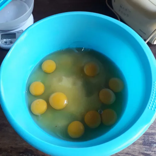 Campurkan telur, gula, dan garam.