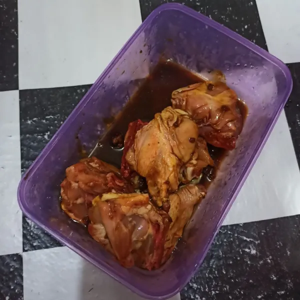 Cuci bersih ayam lalu marinasi dengan 2 sdm kecap manis, garam, dan lada bubuk selama 15 menit.