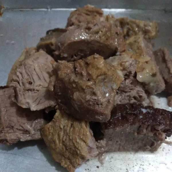 Potong-potong daging, rebus sampai airnya berkurang. Tiriskan, sisihkan kaldunya.