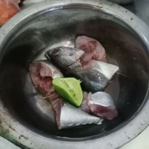 Potong-potong ikan tongkol yang sudah dibersihkan. Kemudian kucuri dengan air jeruk nipis. Diamkan sebentar lalu cuci bersih kembali.