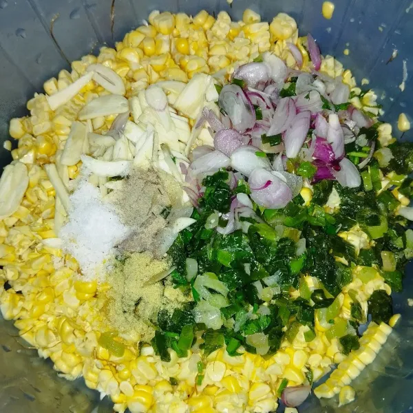 Campurkan jagung, irisan bawang merah, bawang putih, seledri, dan daun pre. Tambahkan garam, penyedap rasa, dan merica.