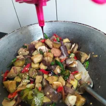 Terakhir tambahkan kecap. Masak hingga tanak lalu koreksi rasa.