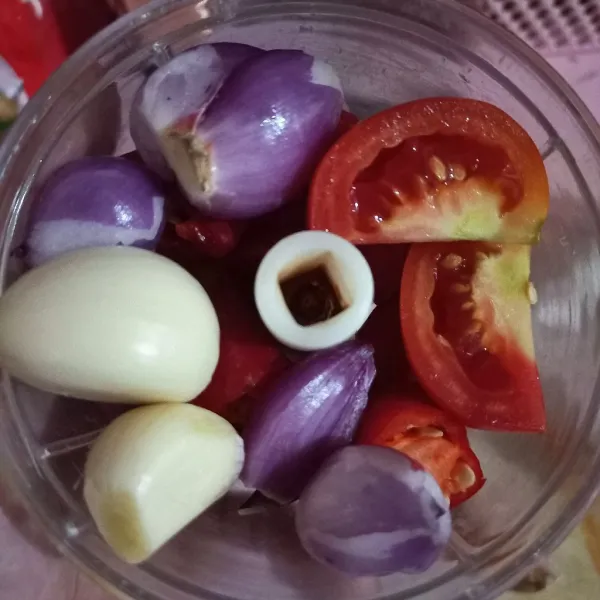 Tumbuk kasar tomat, bawang merah, bawang putih, dan cabe.