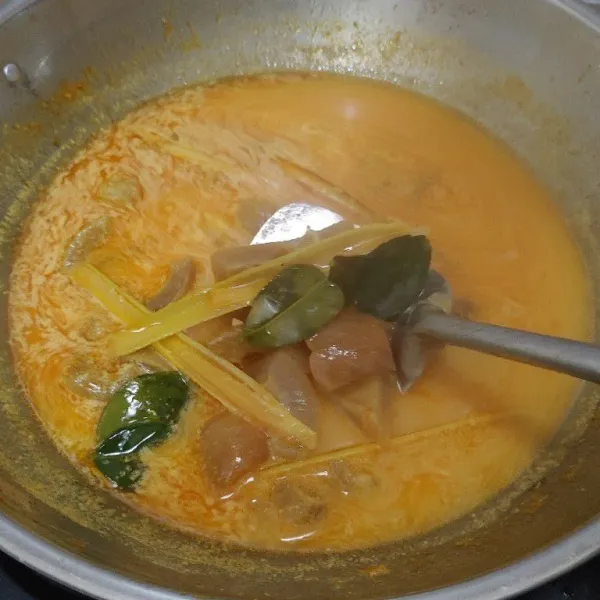 Tambahkan air, masak sampai mendidih. Beri bumbu garam, kaldu blok, gula, dan santan lalu aduk sampai bumbu merata. Koreksi rasanya, kemudian angkat.