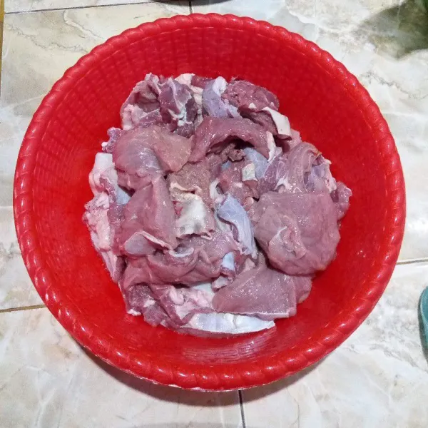 Siapkan daging sapi, cuci bersih lalu potong sesuai selera.