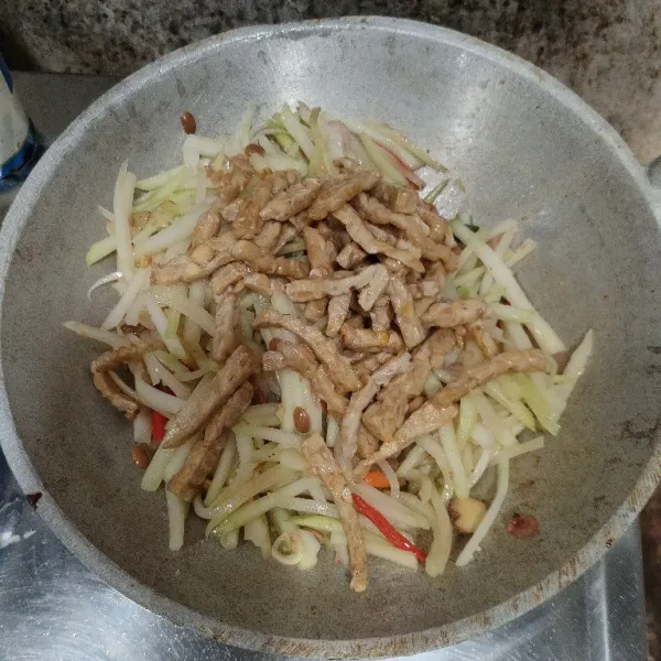 Masukkan tempe yang sudah di goreng.