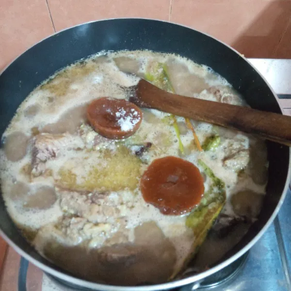 Setelah mendidih, masukkan gula merah, garam, dan gula pasir.