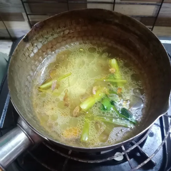 Masukkan air, masak sampai mendidih.