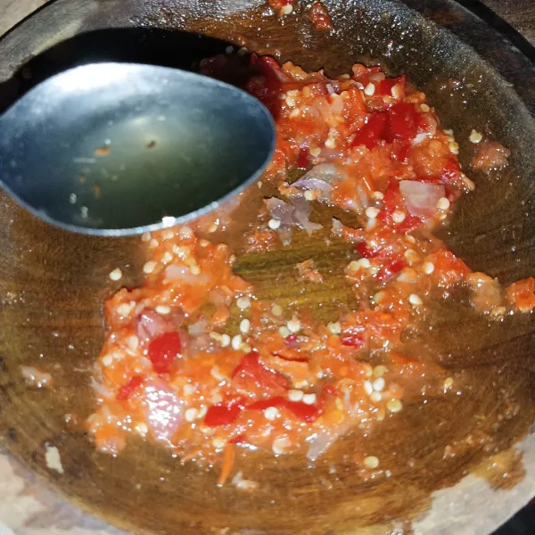 Siram dengan minyak panas dan aduk rata, koreksi rasanya.