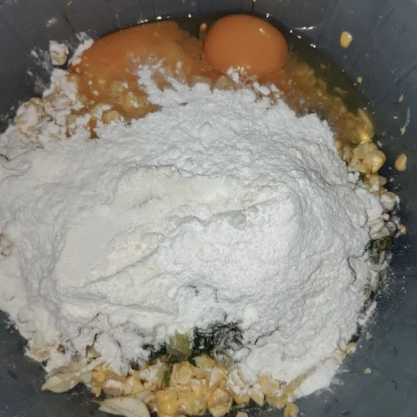 Masukkan tepung dan telur, tambahkan sedikit air, aduk hingga rata.