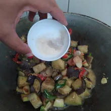 Masukan terong lalu tambahkan sedikit air dan bumbui.