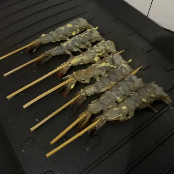 Olesi dengan mentega dan panggang.
