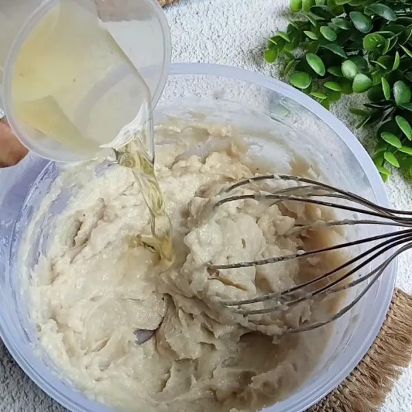 Tambahkan putih telur dan duk lagi hingga rata.