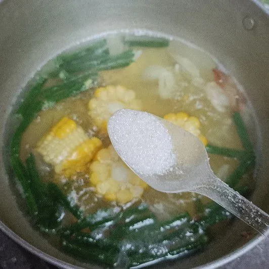 Masukkan garam dan gula lalu cicipi.